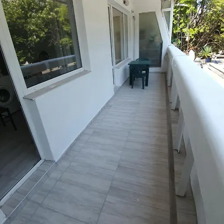Nico's 2 Apartment Warna
